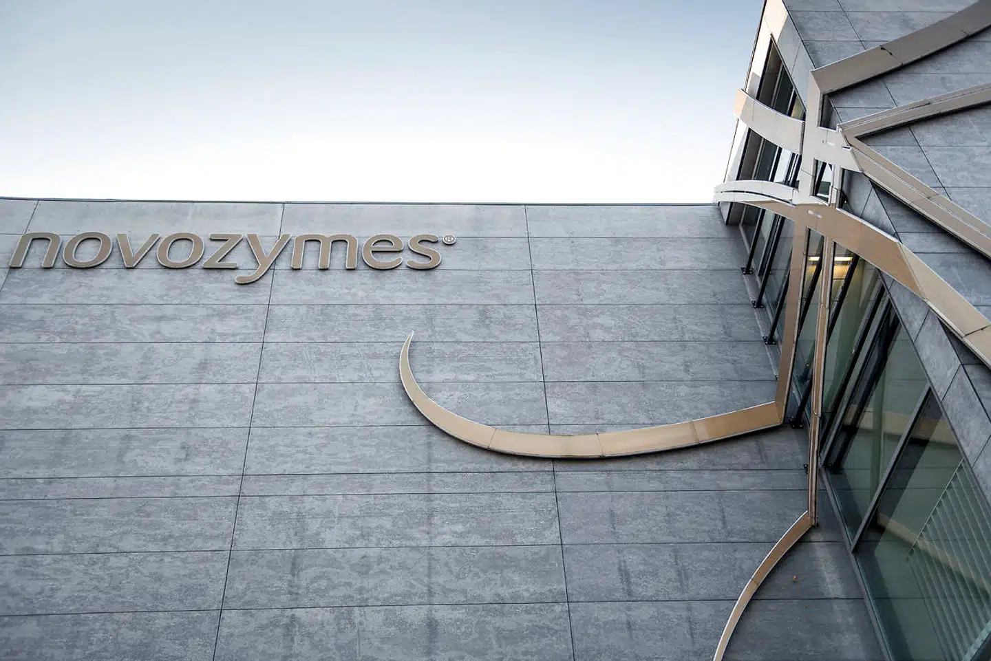 Enzymselskabet Novozymes kommer med kvartalsregnskab på onsdag. I første halvår havde selskabet en organisk vækst på fire pct., hvilket medvirkede til en omsætning på 7.018 mio. kr.