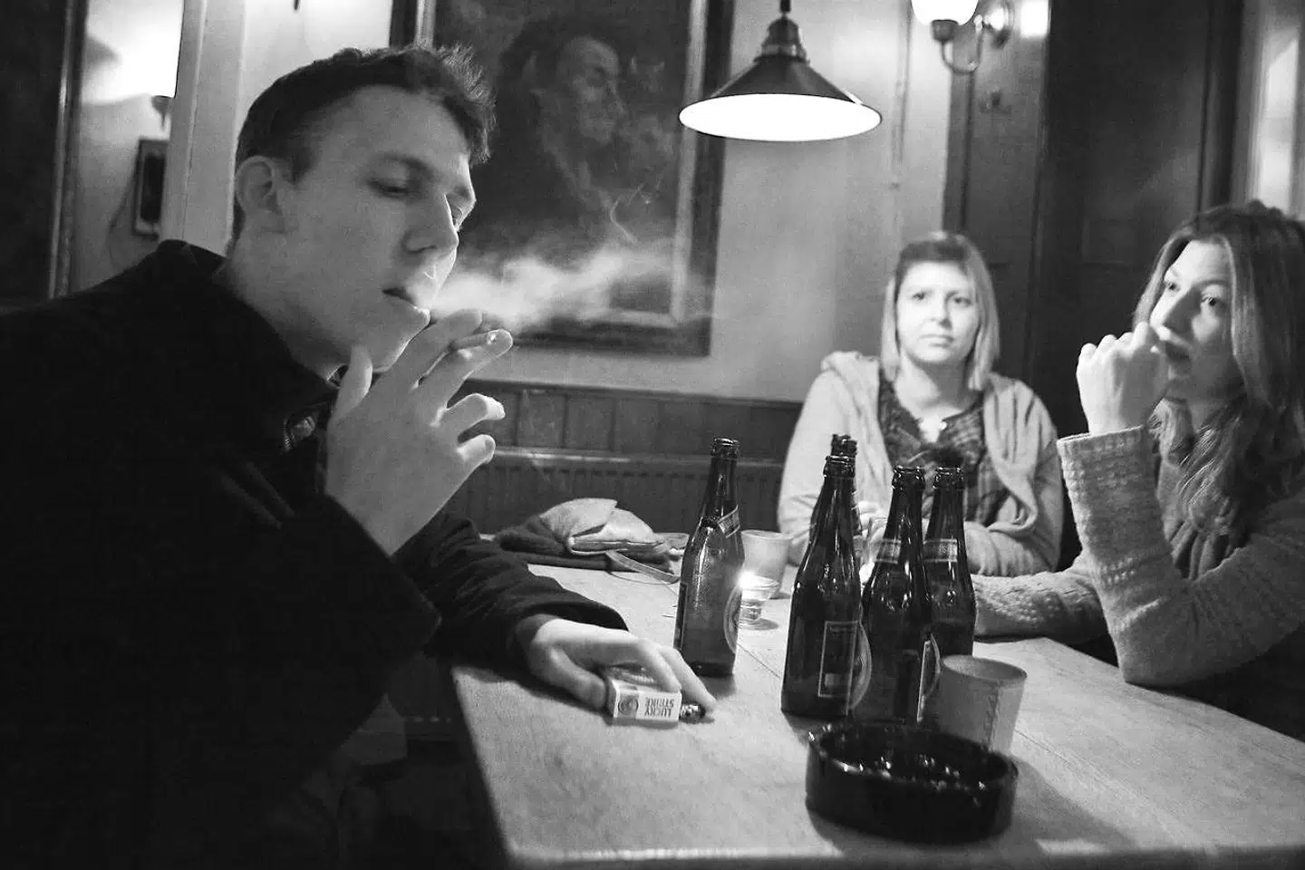 Vi ved fra udenlandske undersøgelser, at unge ryger mindre, når prisen på smøger sættes op. Men når det gælder forebyggelse, bruger politikerne for snævert undersøgelserne om kost, rygning, alkohol og motion. Der findes mange andre relevante risikofaktorer. Arkivfoto: Martin Sylvest Andersen/Ritzau Scanpix