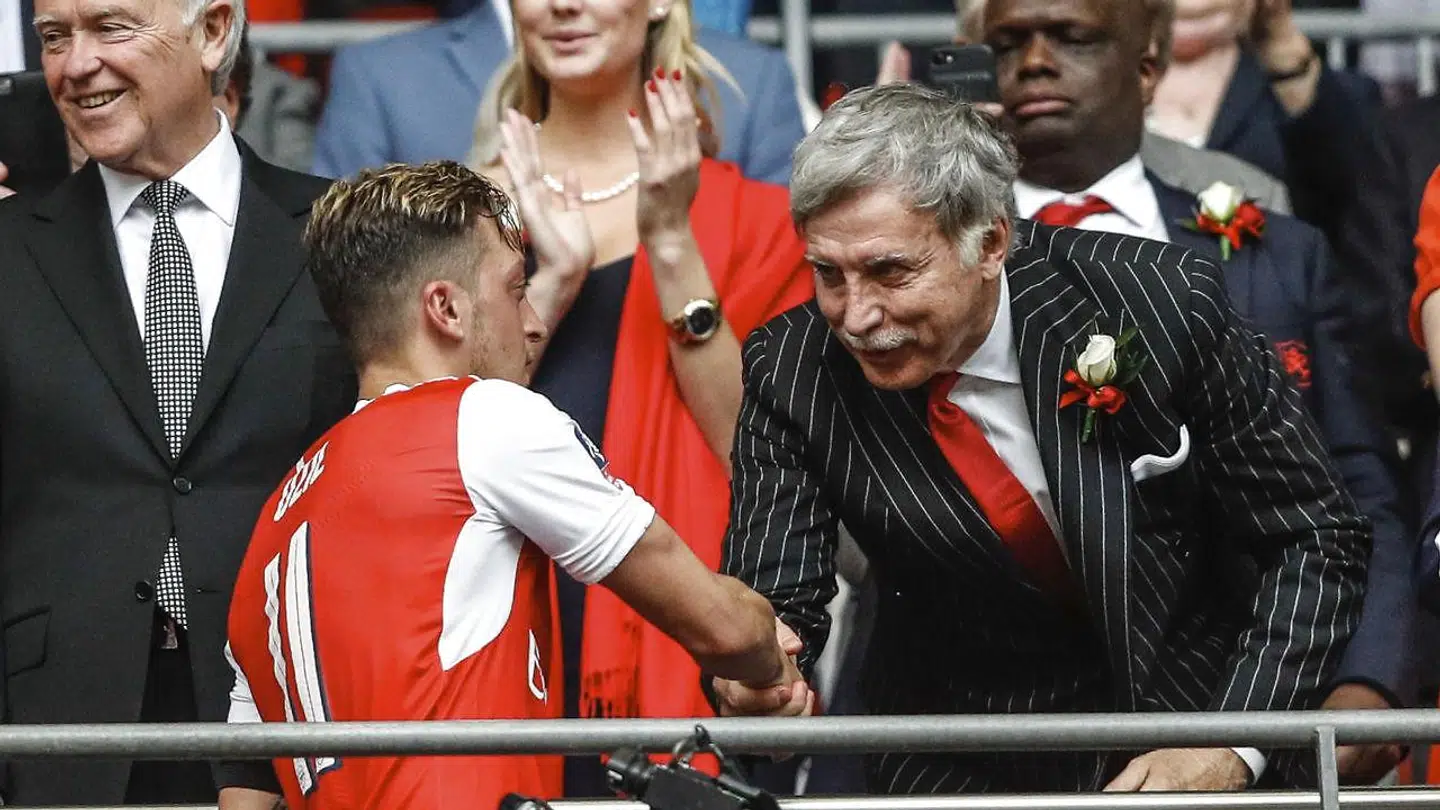 Arsenals amerikanske ejer, Stan Kroenke, lykønsker sin tyske stjerne Mesut Özil med sejren over Chelsea i FA-cuppen i fjor. Efter længere tids opgør med klubbens næststørste aktionær, russeren Alisher Usmanov, har Kroenke overtaget den totale kontrol med Arsenal, og det får kedelige konsekvenser for småaktionærer på stribe. Foto: Adrian Dennis/AFP/Ritzau Scanpix