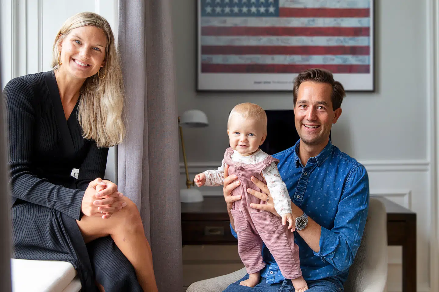 Eva Camilla og Christoffer Grønhøj med deres otte måneder gamle datter Sofia. Familien flyttede ind i lejligheden på Østerbro i København for cirka ét år siden efter at have boet en årrække i Chicago. Da de overtog lejligheden, måtte de totalrenovere alle rum. Foto: Frederikke Lea Heiberg