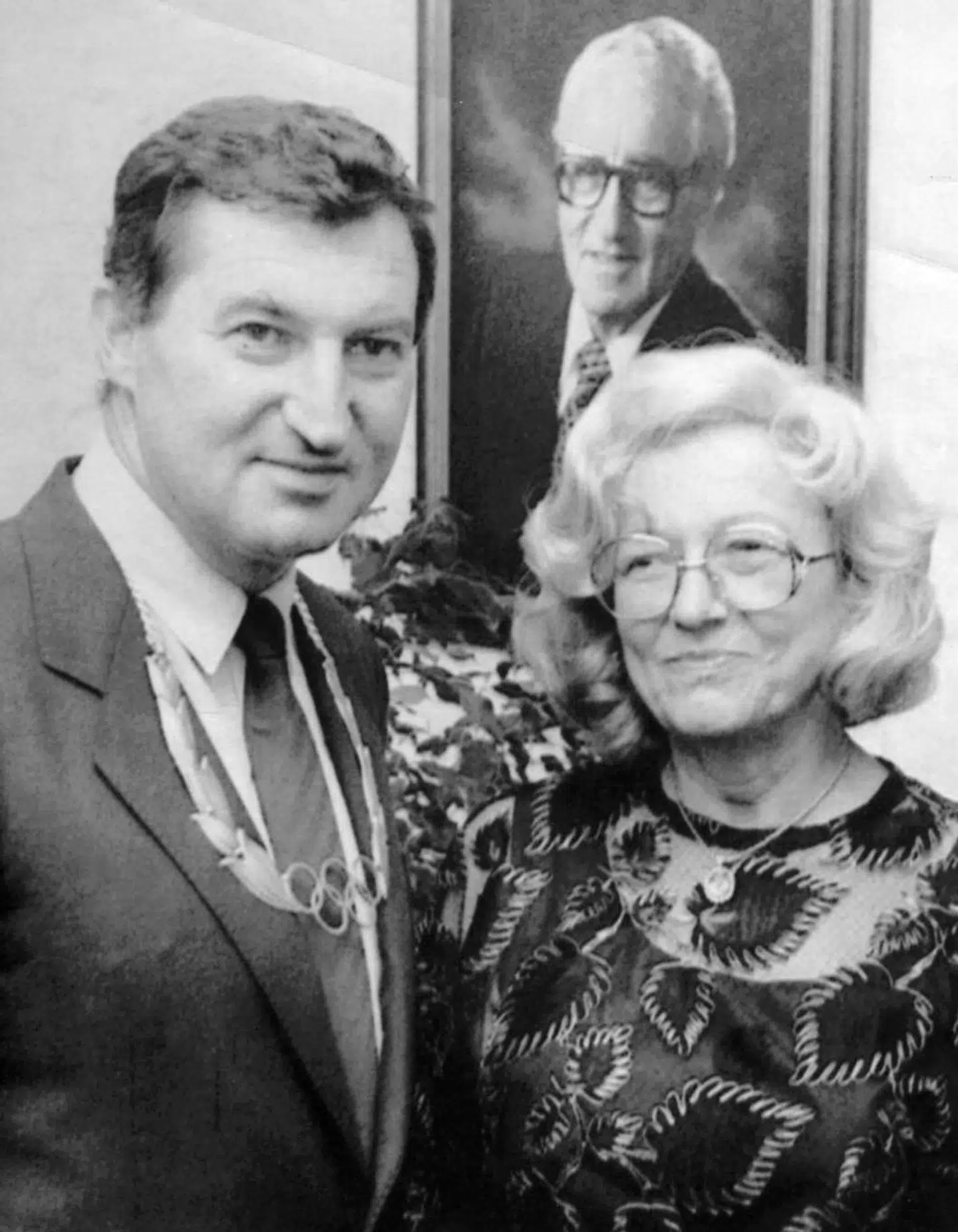 Adolf Dassler er en af de mest kendte tyskere efter 1945, der hedder Adolf. Han blev født i Sydtyskland i 1900 og startede sammen med sin bror skofirmaet Adidas. Siden udviklede der sig en fejde mellem de to brødre. Broderen Rudolph Dassler startede PUMA. Adolf Dassler ses her med brødrenes mor.