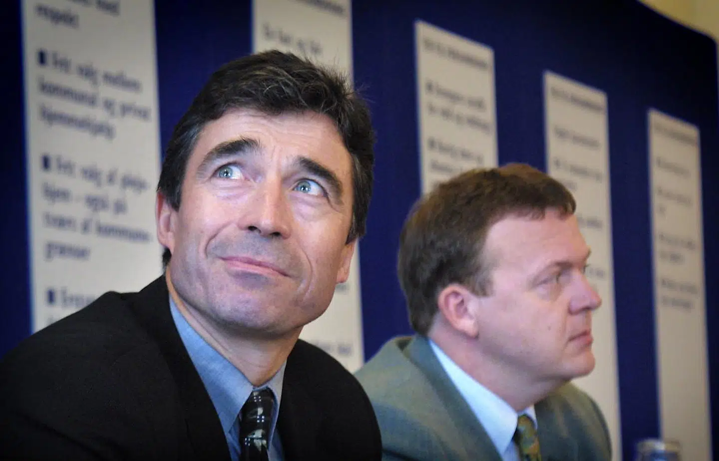 Venstres daværende formand, Anders Fogh Rasmussen, og næstformand, Lars Løkke Rasmussen, offentliggør partiets valgoplæg i 2001. Arkivfoto: Jens Nørgaard Larsen/Scanpix Ritzau