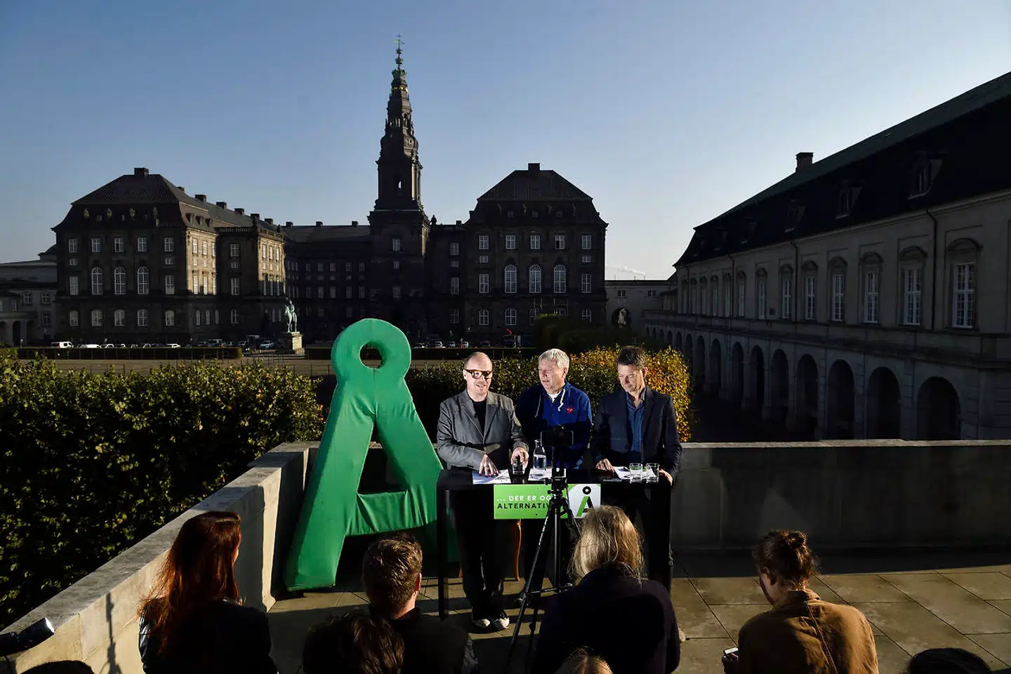 Alternativet har fra dag ét været fortaler for åbenhed og gennemsigtighed, men medier må ikke stille partiets kandidater spørgsmål forud for valget af ny kulturborgmester. Her ses Alternativets formand Uffe Elbæk, finans-, miljø- og energiordfører Christian Poll og klimaordfører Rasmus Nordqvist ved en præsentation af partiets klimaplan.