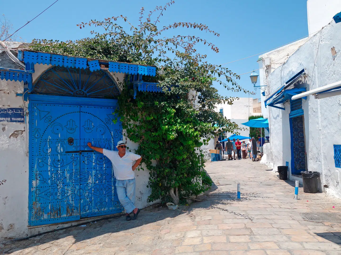 Turisterne er vendt tilbage fra det meste af Europa, og der bliver passet på dem af både uniformeret og civilt politi.