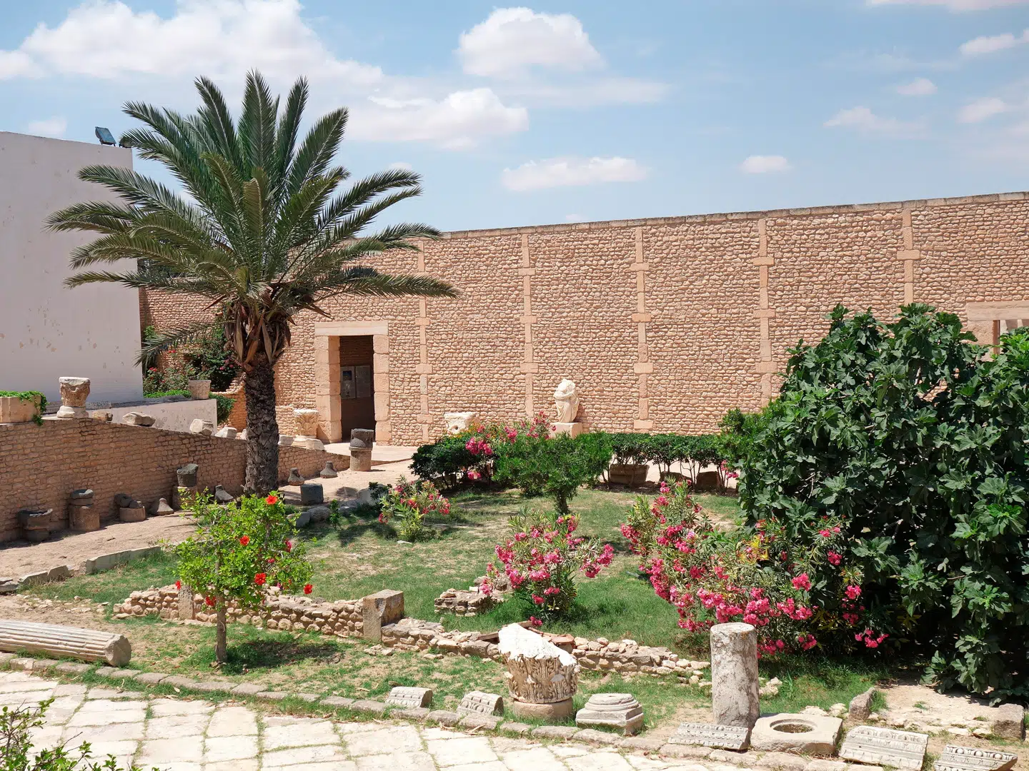 Mange hundrede års romersk indflydelse på arkitektur og kunst ses mange steder i og omkring Sousse og Monastir.