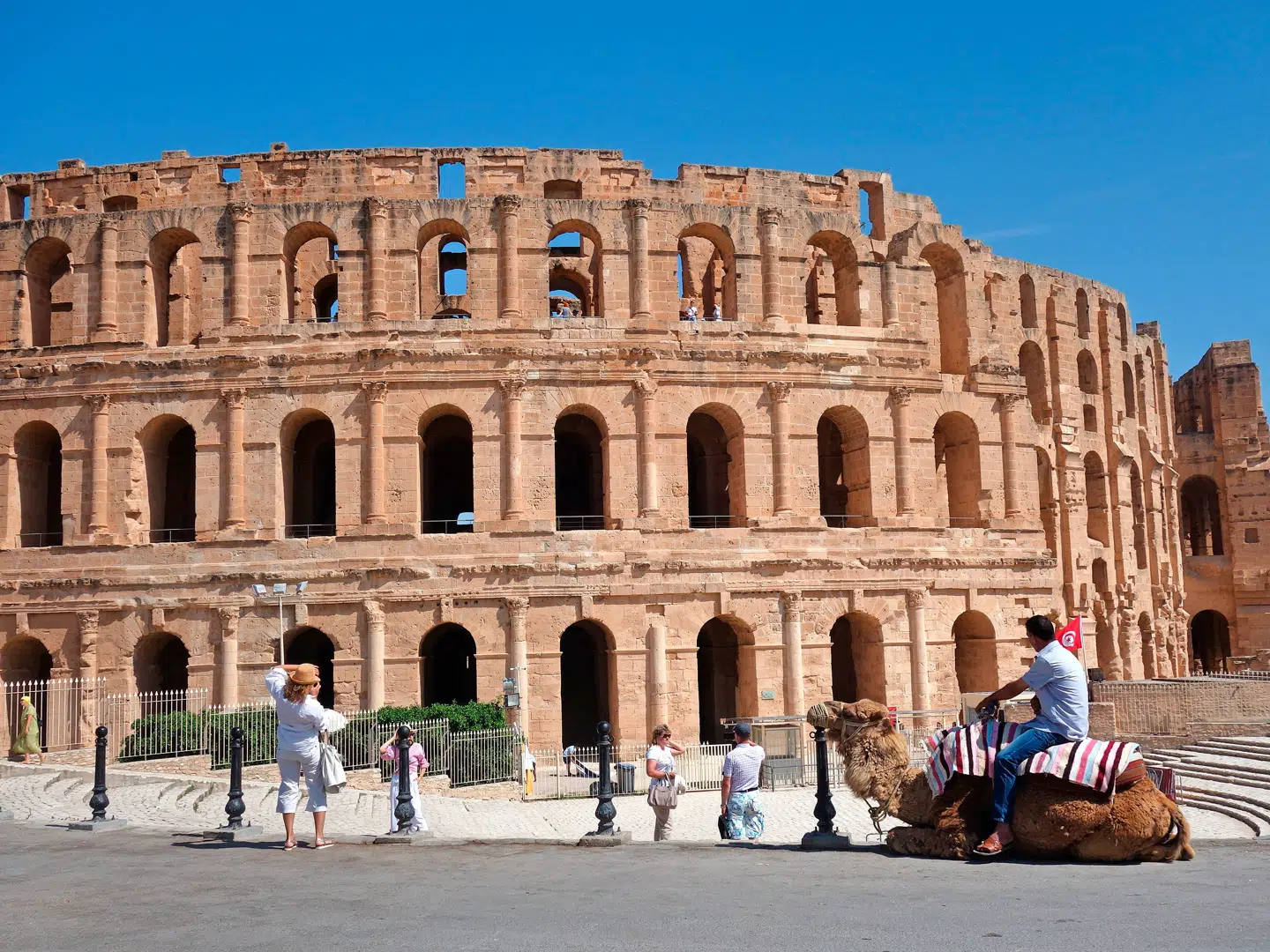 Amfiteatret i El-Jem er en af Tunesiens store kulturhistoriske seværdigheder, hvor man kan gyse over, hvordan gladiatorkampe tog sig ud flere århundreder f.Kr., mens alt ånder fred og idyl i den lille provinsby.