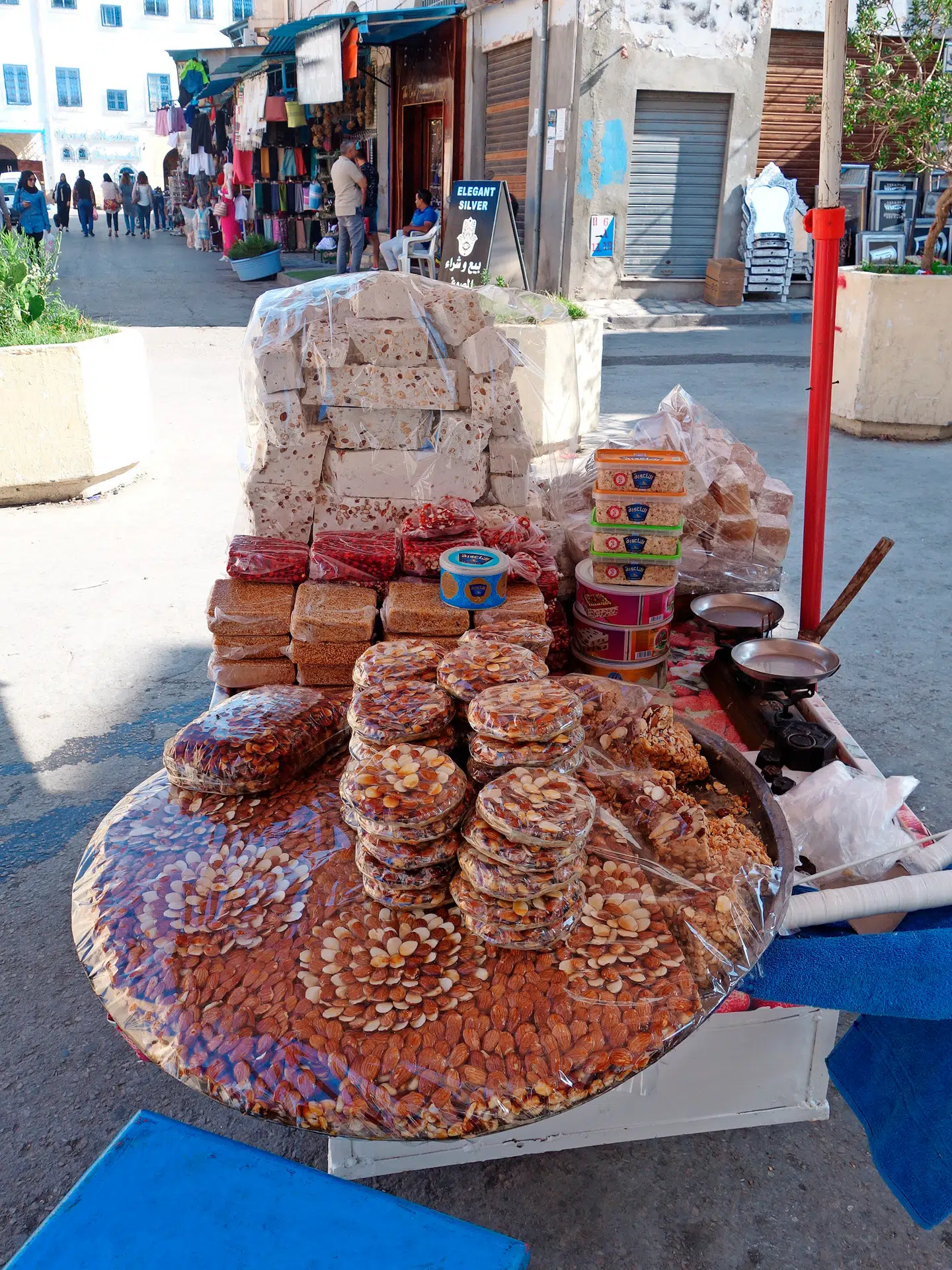 Der er masser af snacks til den søde tand. Derudover spiser tuneserne masser af meze, der er middelhavsmad med småretter.