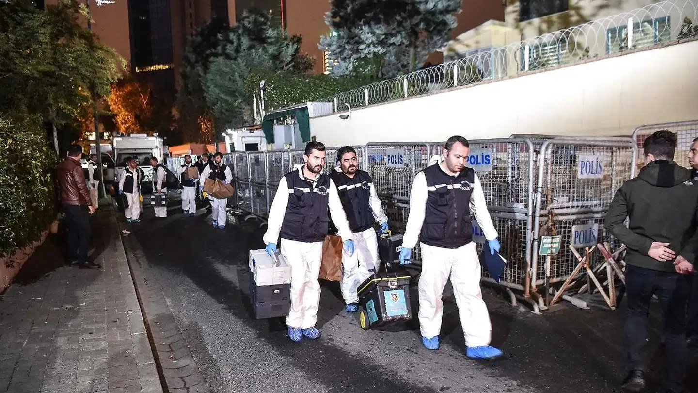 Tyrkiske eksperter forlader det saudiarabiske konsulat i Istanbul efter deres efterforskning. Ifølge Tyrkiet forestod en saudisk retsmediciner parteringen af Jamal Khashoggi.