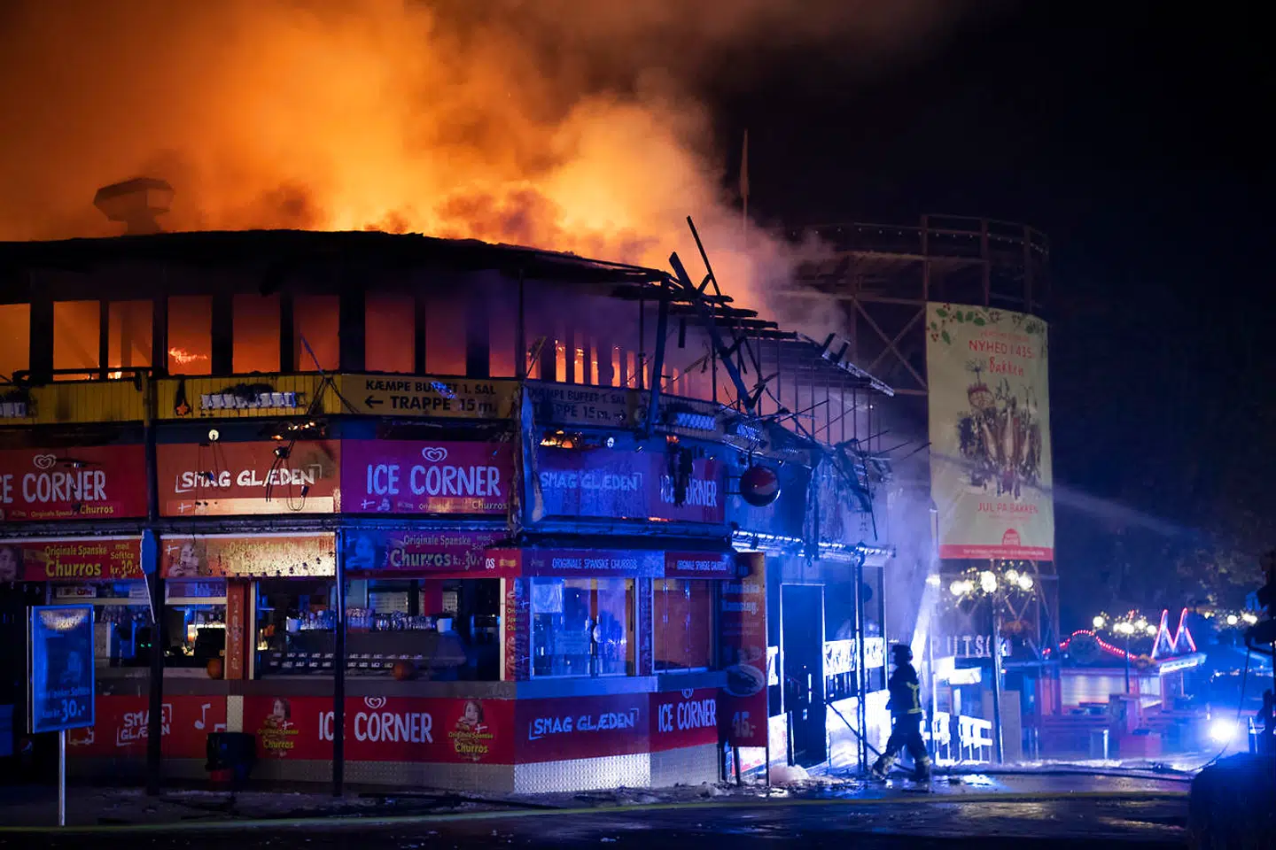 En brand er onsdag aften brudt ud i en restaurant på Bakken nord for København. Samtlige gæster i forlystelsesparken Bakken er onsdag aften blevet evakueret på grund af en brand. Det oplyser flere kilder på stedet til Ritzau onsdag den 17. oktober 2018..