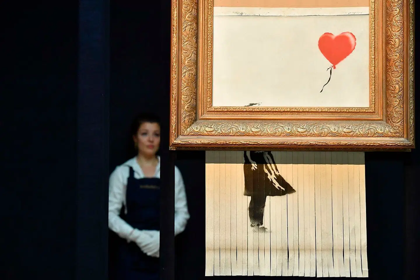 Banksy er en graffitimaler fra byen Bristol, der omkring år 2000 begyndte at bruge metoden stencil til at lave ikonisk og ofte humoristisk samfundssatire på husmure og andre steder i det offentlige rum.