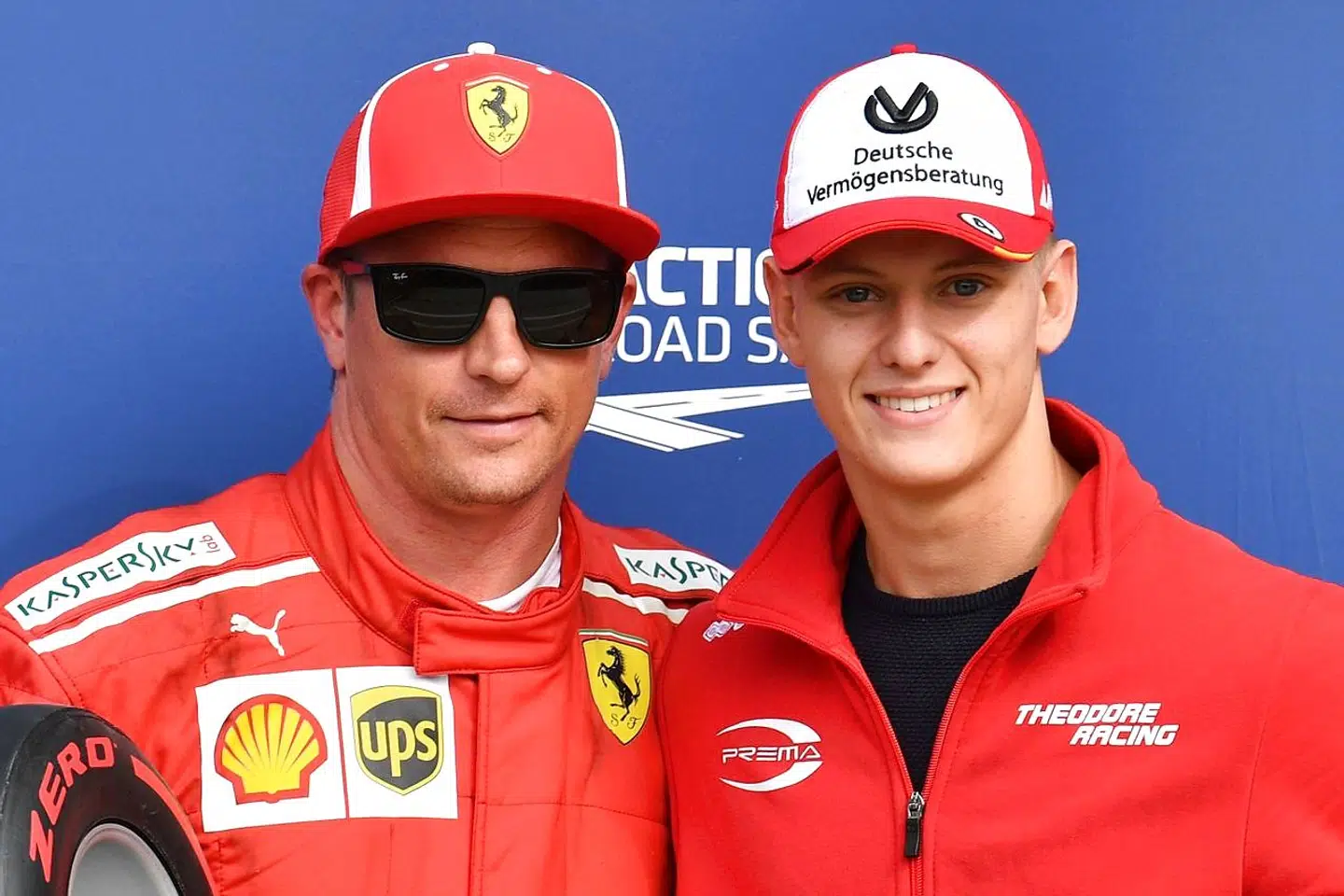 Her ses Mick Schumacher med den finske Formel 1-kører Kimi Raikkonen.
