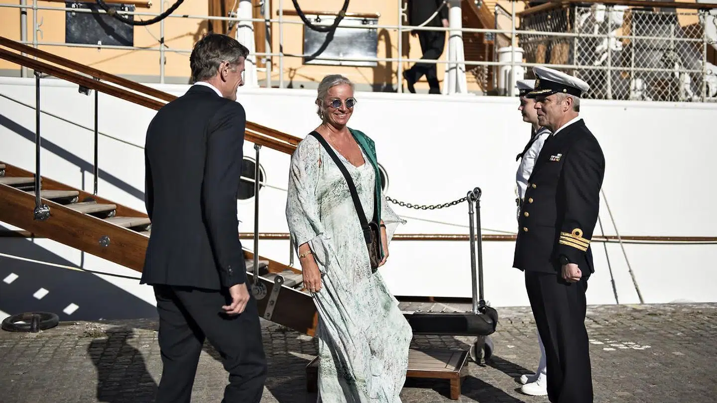 Hvem skal være kaptajn på Ilse Jacobsens skib? Noget tyder på, at hendes mand overtager formandsposten i løbet af næste år. På billedet ankommer Ilse Jacobsen til reception på Kongeskibet Dannebrog i Stockholm sidste år.