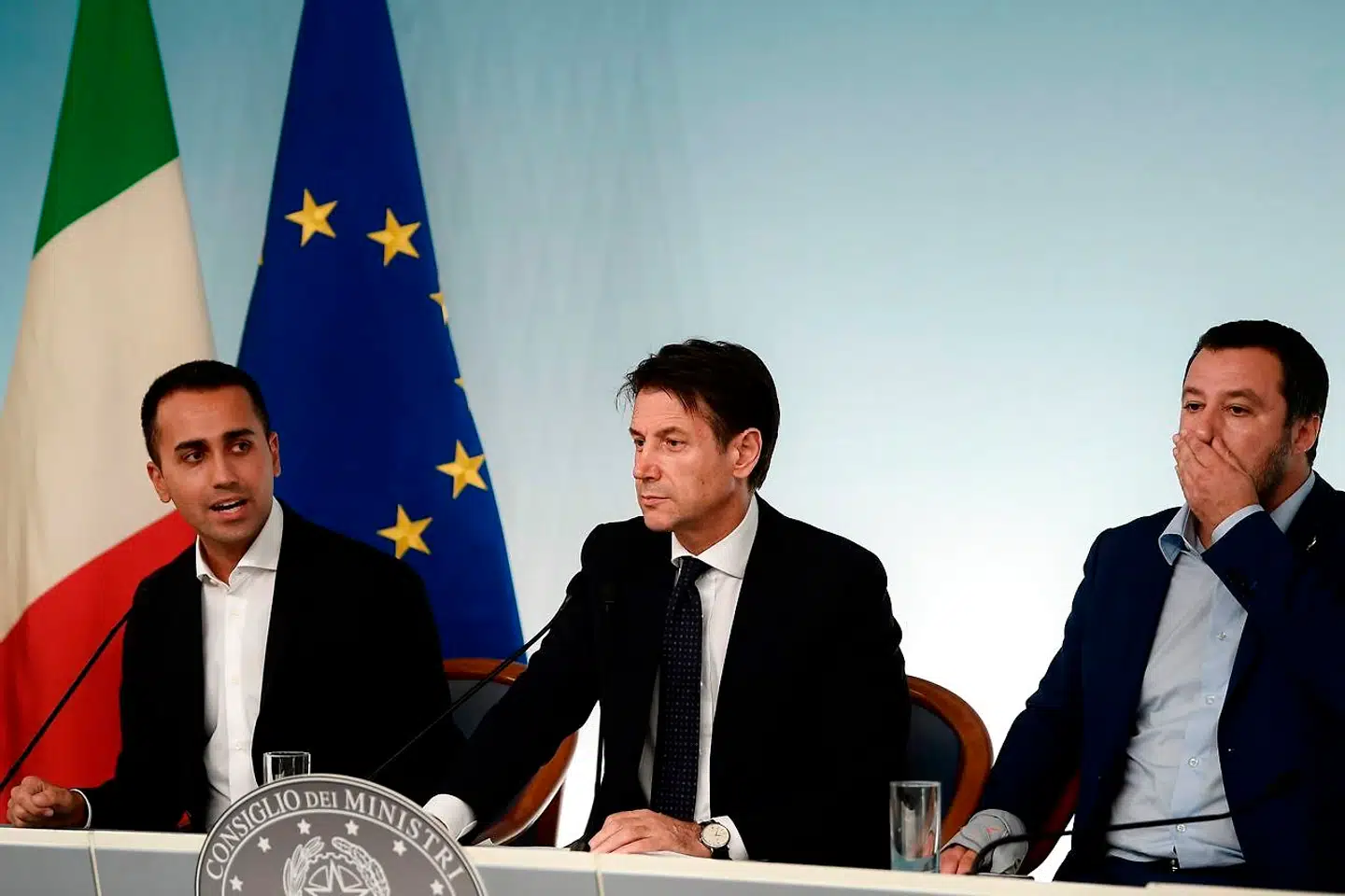 Fra venstre: Leder af Femstjernebevægelsen og minister for økonomisk udvikling, arbejde og socialpolitik, Luigi Di Maio, Italiens statsminister, Giuseppe Conte, og indenrigsminister og leder af Ligaen, Matteo Salvini, præsenterer udkastet til det italienske budget i Rom mandag aften.