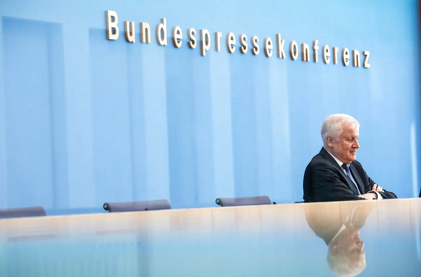 Der er blevet ensomt omkring CSUs formand Horst Seehofer efter valget i Bayern. Mange giver ham skylden for, at hans parti gik 10 pct. tilbage. Süddeutsche Zeitung gik så vidt som til at betegne hans ageren som »post-pubertær og pre-senil.«