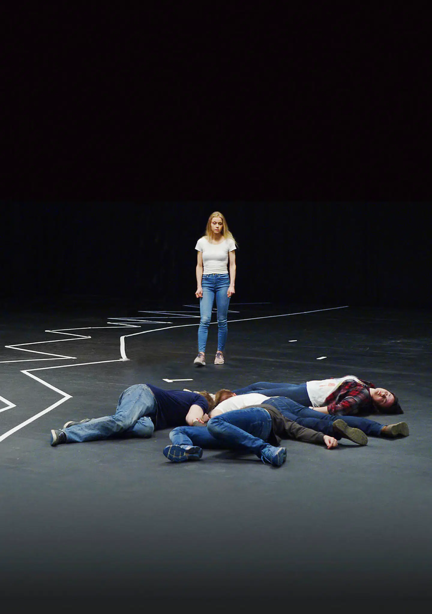 Carl Javér har benyttet samme sparsomme slags baggrund i sine rekonstruktioner som Lars von Trier gjorde det i »Dogville«. Foto: Vilda Bomben AB