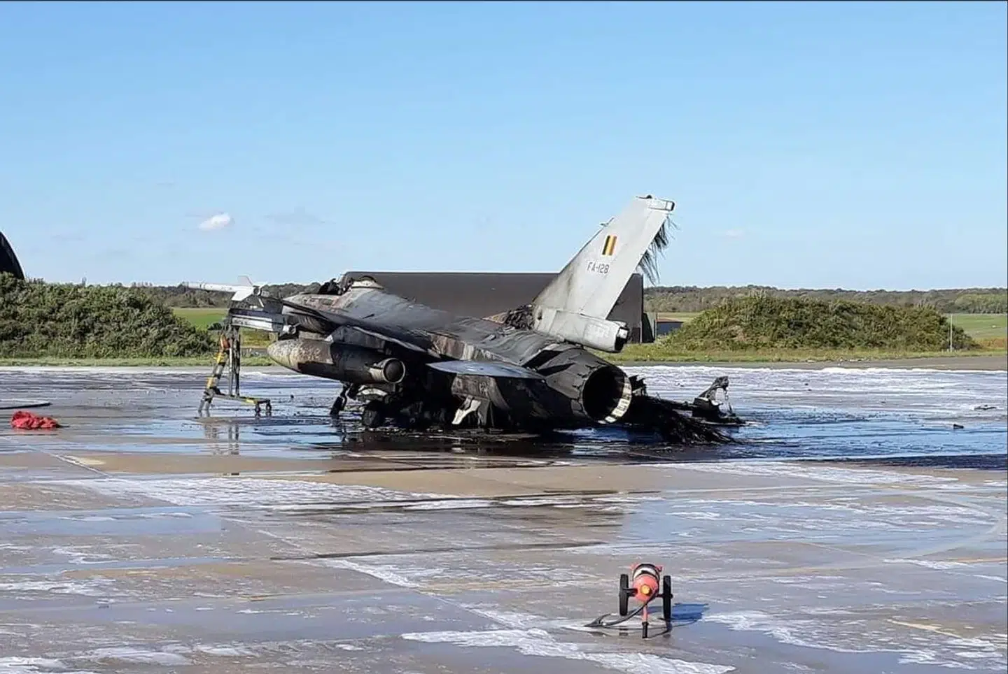 Det belgiske F-16-fly udbrændte og kommer aldrig på vingerne igen. Det er anden gang i år, at et missil eller projektil ved en fejl bliver affyret fra et militært fly i Europa. Første gang var i august, da piloten på et spansk Eurofighter-fly ved et uheld affyrede et missil under en øvelse i det sydlige Estland.