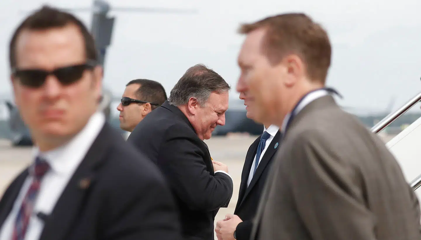 USAs udenrigsminister, Mike Pompeo, ses her i midten mellem sikkerhedsfolk før afrejsen til Saudi-Arabien. Fotografiet er taget på Andrews luftbasen i Maryland.