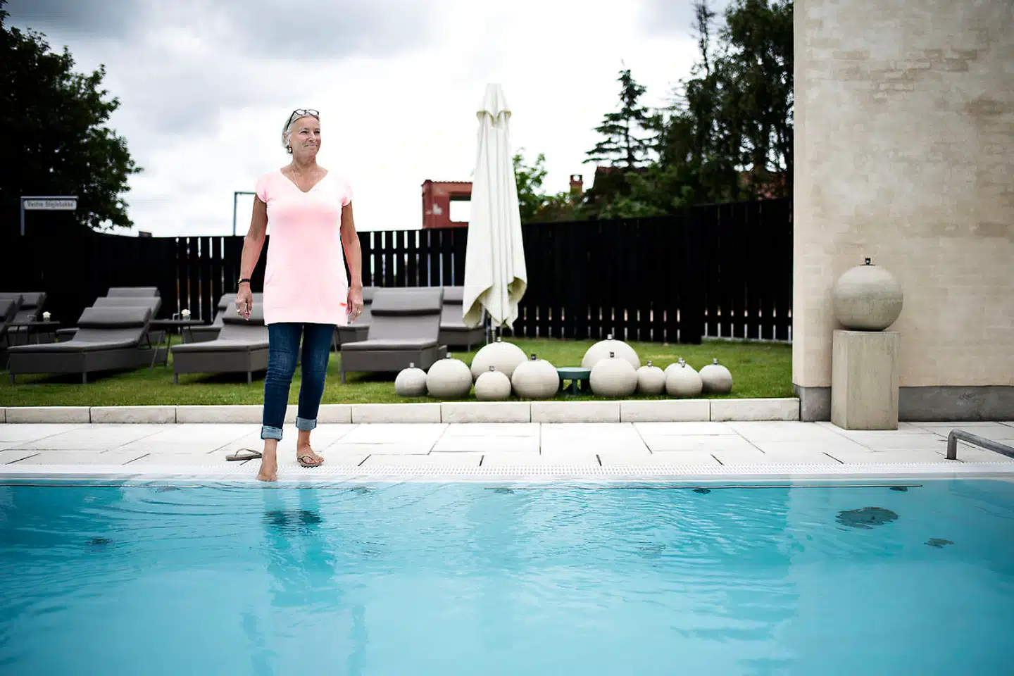 Ilse Jacobsen fotograferet i sit kurbad tilbage i 2015. Året efter gik det konkurs, men driften forsatte i et af designdronningens øvrige selskaber. En afgørelse fra Voldgiftsnævnet sår tvivl om, hvorvidt Ilse Jacobsen talte usandt, da hun i medierne gav en ingeniørfejl skylden for kurbadets dårlige økonomi.