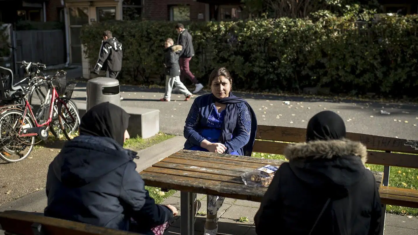 30-årige Bushra Firdous vender hverdagens små og store oplevelser med sine veninder i Mjølnerparken. Alle tre er de bekymrede for deres egen og deres børns sikkerhed på grund af de mange skyderier.