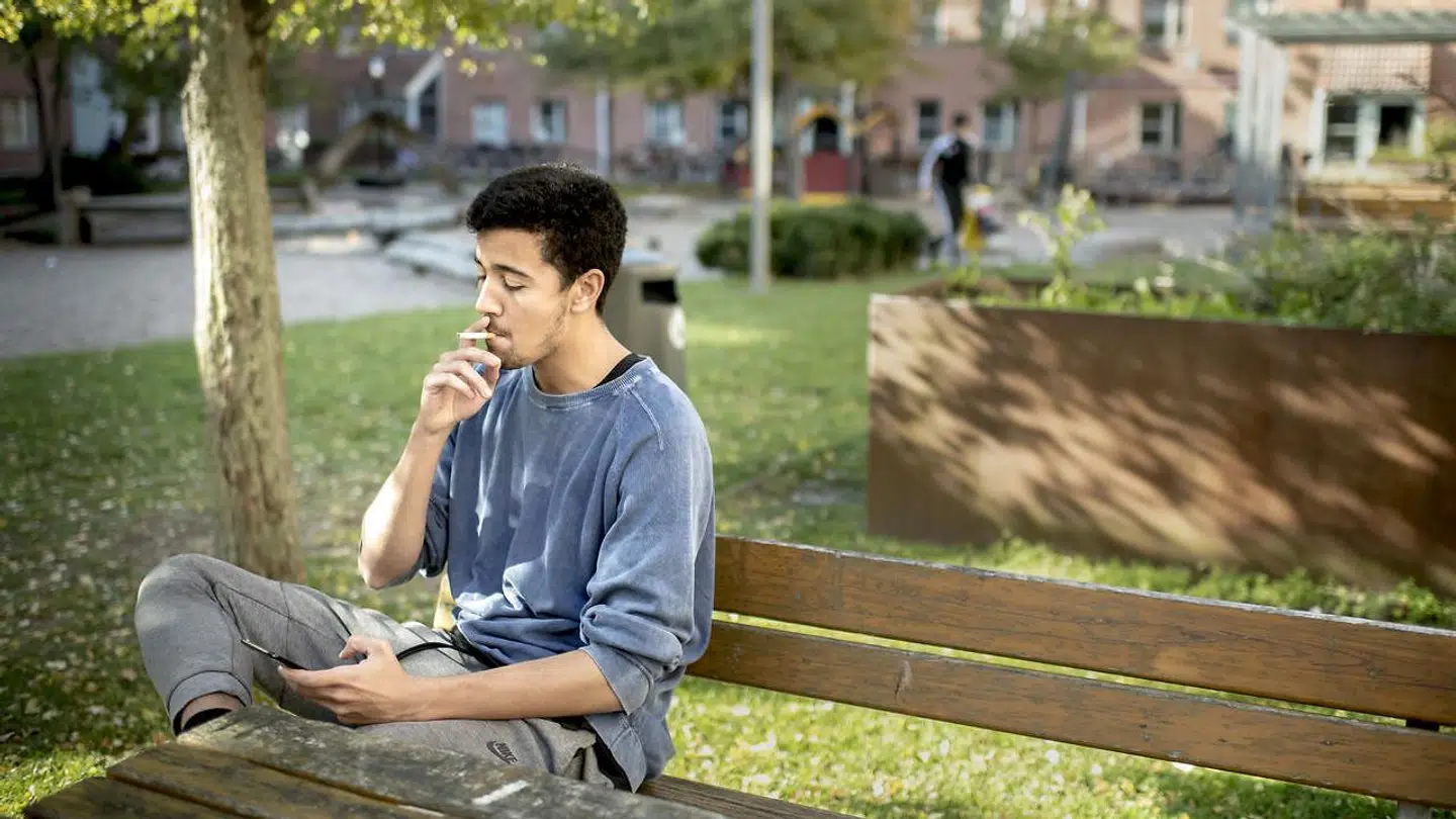 21-årige Michael Otto bruger gårdene i Mjølnerparken til at få lidt ro, når han har pauser fra sit arbejde i den lokale børnehave. Han har aldrig været utryg ved at færdes i området.