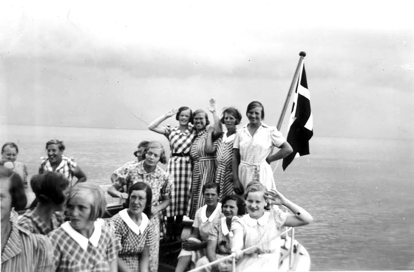 Forbindelsen til fastlandet var med postbåden fra Korsør. Én gang om året fik pigerne også en sejltur med postbåden som en form for udflugt.