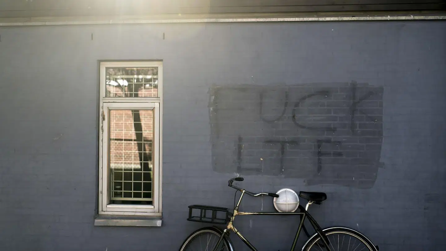 Selvom de er forsøgt slettet, er sporene fra sidste års bandekrig på Nørrebro stadig til at få øje på ved Mjølnerparken. Dengang var Brothas i konflikt med Loyal to Familia (LTF). Tre personer blev dræbt i konflikten, to af dem skudt ved Mjølnerparken.