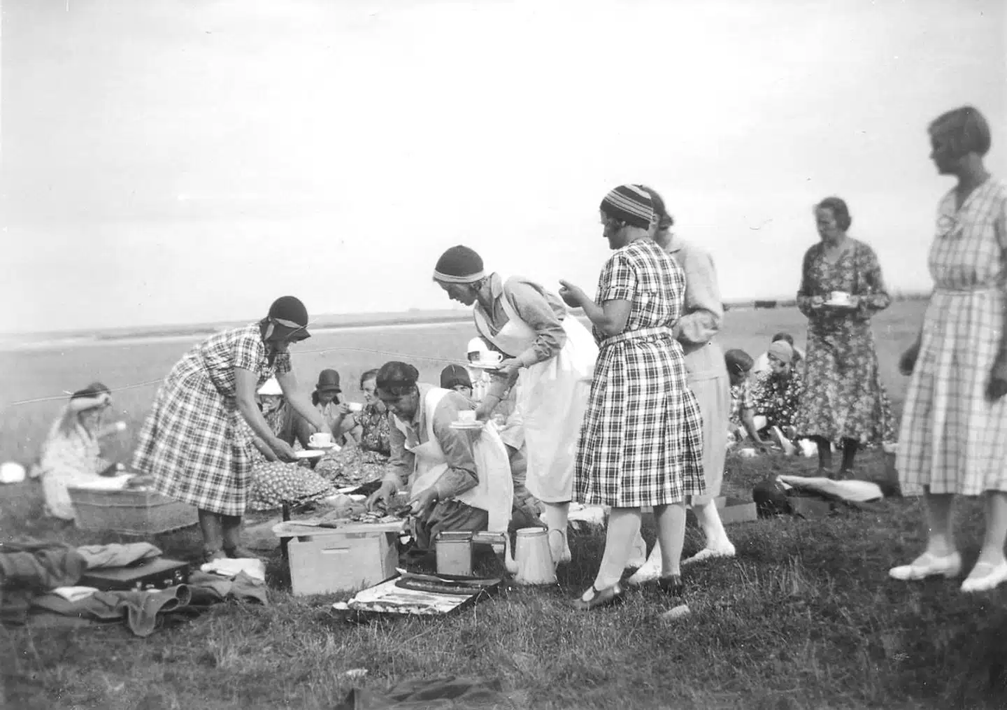 Pigerne på sommerudflugt med madbragt kaffe og madkurve