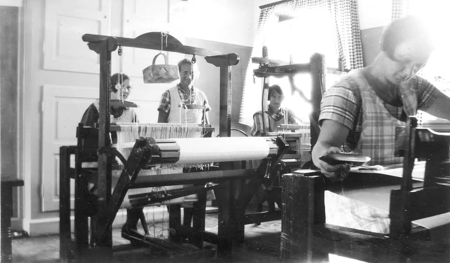 Pigerne beskæftigede sig også med var syning og vævning