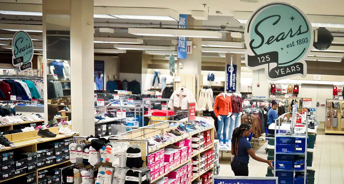 Et besøg i en Sears forretning onsdag i sidste uge. Brooklyn, New York.
