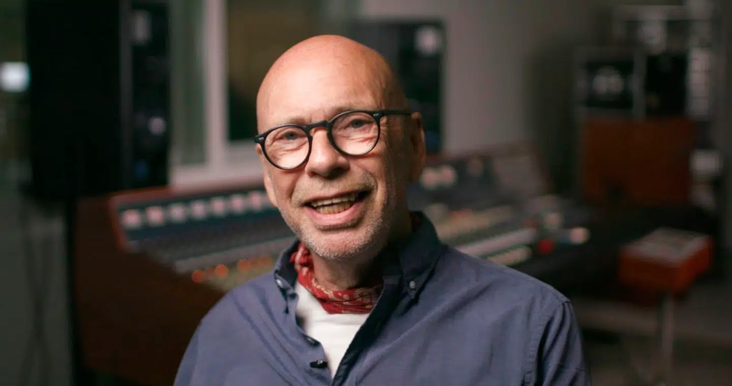 Tidligere trommeslager i »Shu-Bi-Dua« Bosse Hald Christensen fortæller åbenhjertigt, hvordan han engag drak sig så fuld, at han måtte lade vandet i baren. Foto: DR