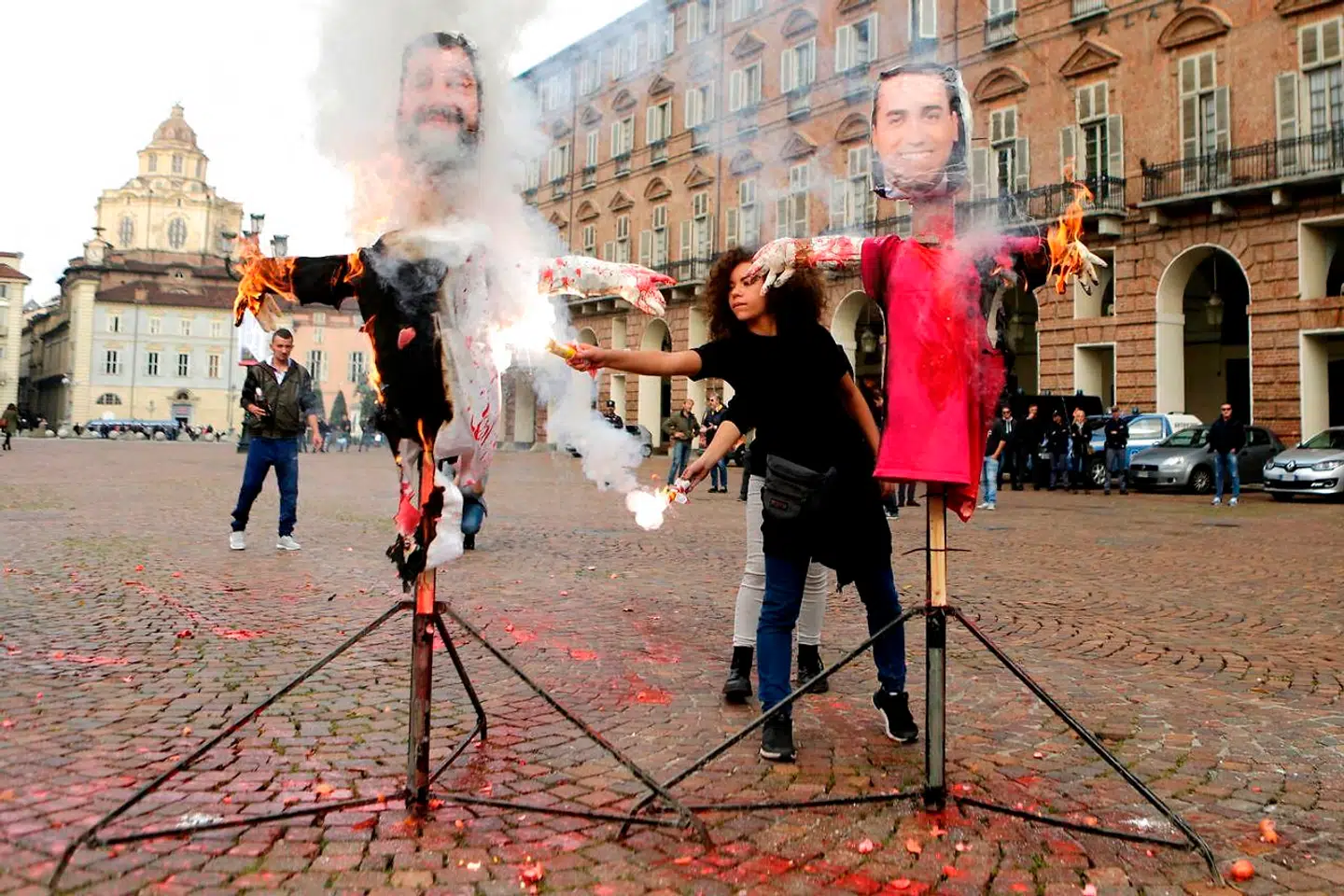 Protest mod protestregeringen. Studerende brænder dukker, der repræsenterer Luigi Di Maio og Matteo Salvini, af under en demonstration i Torino.