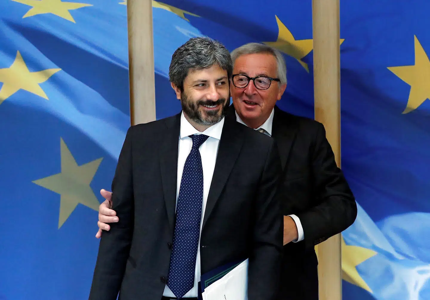 Parlamentsformand Roberto Fico, der tilhører den mere kompromissøgende del af Femstjernebevægelsen, var i sidste uge på charmeoffensiv i den europæiske hovedstad. Men hans gode kemi med Kommissionens formand, Jean-Claude Juncker, ændrer ikke på det anstrengte forhold mellem Bruxelles og regeringen i Rom.