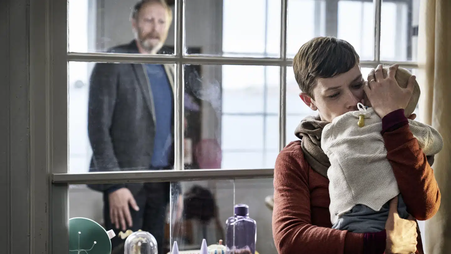 Lars Mikkelsen og Fanny Louise Bernth slås om barnets tarv i »Herrens Veje«.