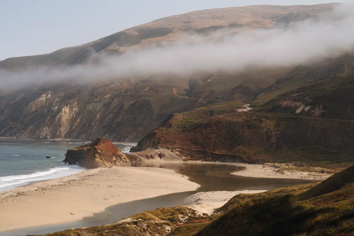 Big Sur rimer på frodige bjerge, der kravler direkte ud i Stillehavet. Foto: Visit California
