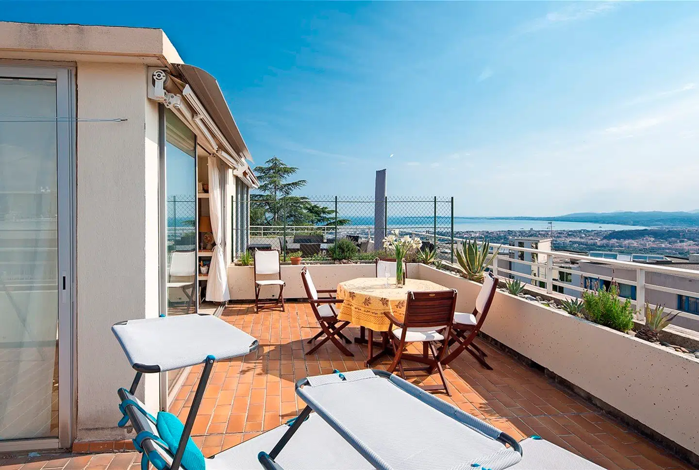 43 kvm lejlighed i Nice med stor terasse og swimmingpool til 295.000 euro, svarende til godt 2,2 mio. kr. Foto: EDC Max Immo