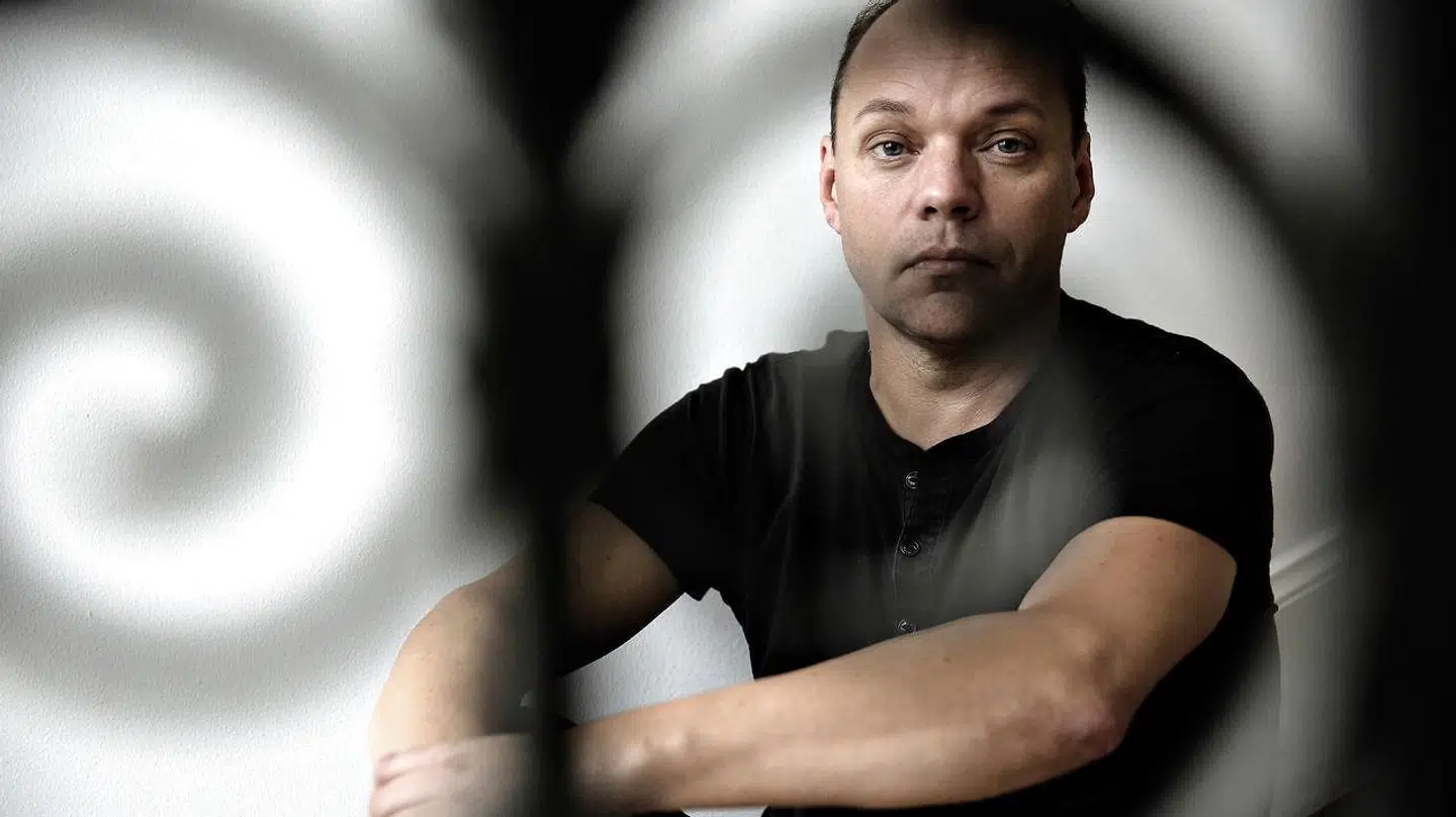 Da hovedpersonen i Morten Ramslands nye roman er blevet voksen, prøver han at pakke fantasierne væk, for han vil begynde helt forfra, som han siger. Men så kommer den første bølge af det, han selv kalder »farveløsheden« ...