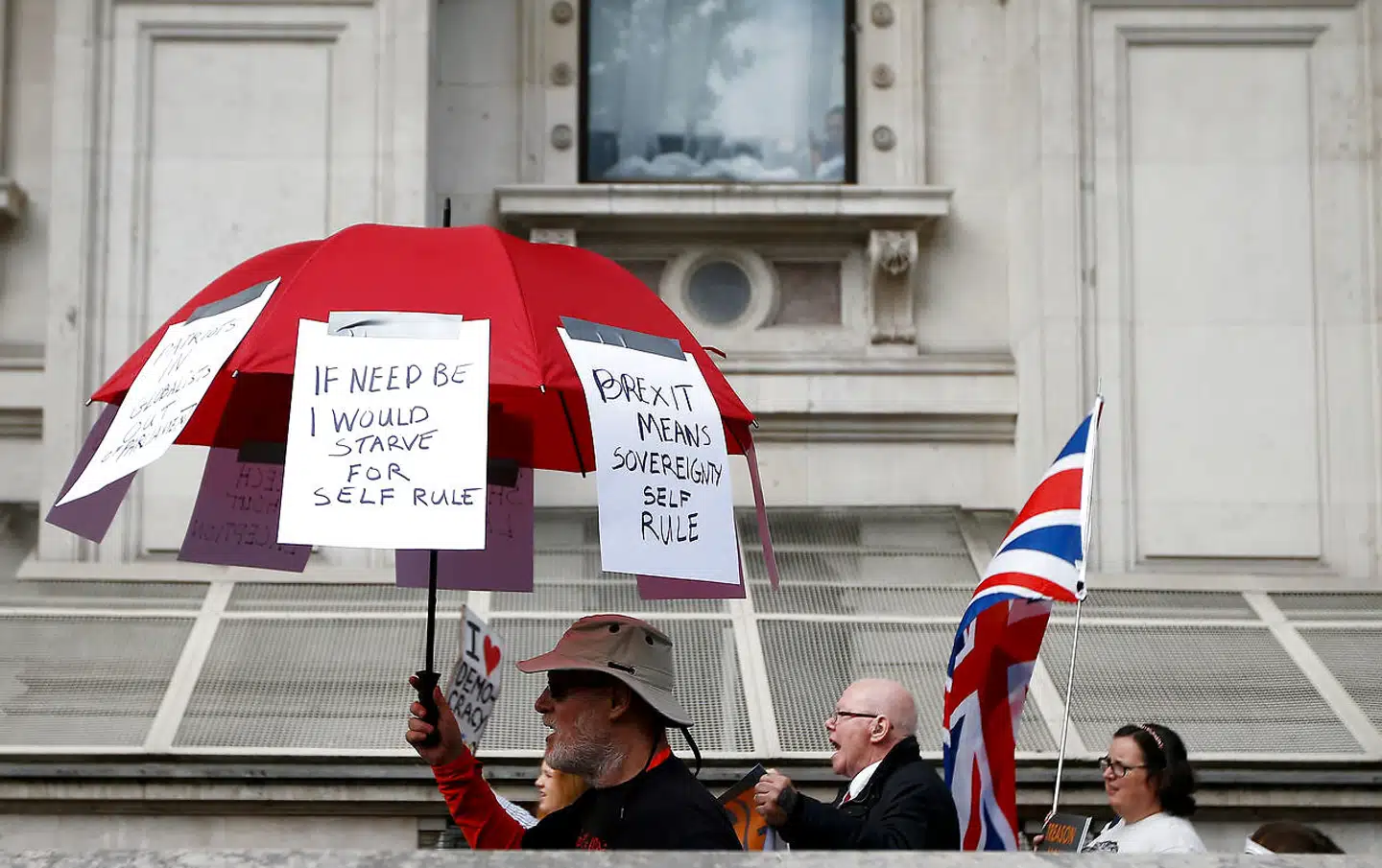 Mere end to år efter den britiske Brexit-folkeafstemning og halvandet år efter den officielle udmeldelsesproces blev sat i gang, er kampen om Brexit fortsat i fuld gang i Storbritannien.