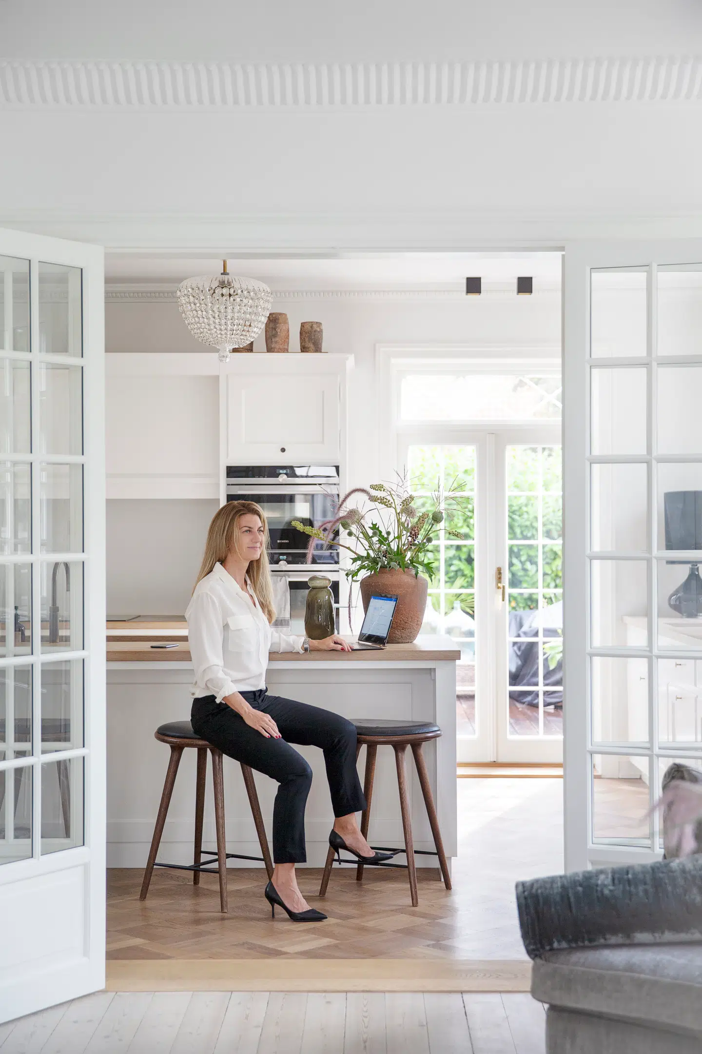 Nanna Meyer er ejendomsmægler og medejer af det nystartede interiørfirma NTER. Hun bor sammen med sin familie i en 200 kvadratmeter stor murermestervilla i Charlottenlund. Villaen er fra 1927, og familien valgte at være tro mod den oprindelige stil, da de begyndte at renovere deres nye hjem. Blandt andet kontaktede de en stukkatør, der skabte en ny stuk i den oprindelige stil ud fra gamle tegninger, og de valgte også franske døre med sprosser imellem køkkenet og stuen. Selve køkkenet er fra Simonsen & Czechura, barstolene er fra Mater, og lysekronen over Nanna Meyer er fundet hos dba.dk.