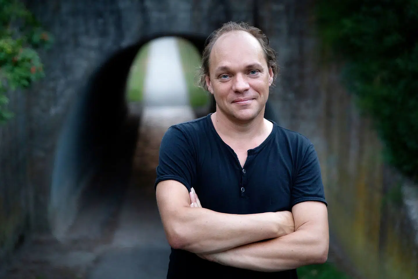 Morten Ramsland har skrevet en række anmelderroste romaner, bl.a. »Hundehoved« (2005), som er solgt i 250.000 eksemplarer, »Sumobrødre« (2011) og »Æg« (2017). Han har modtaget De Gyldne Laurbær og Læsernes Bogpris. Hans seneste roman, »Spejlkabinettet«, er netop udkommet. Foto: Martin Dam Kristensen/Rosinante