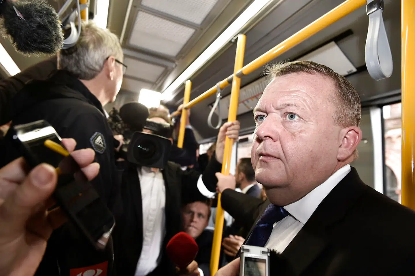 Statsminister Lars Løkke Rasmussen og de andre ministre gik efter pressemødet på havnen ind i elbussen og blev kørt over til Klimaministeriet. Nogle fra pressen var med i bussen. Derefter kunne man ikke stille spørgsmål til Løkke.