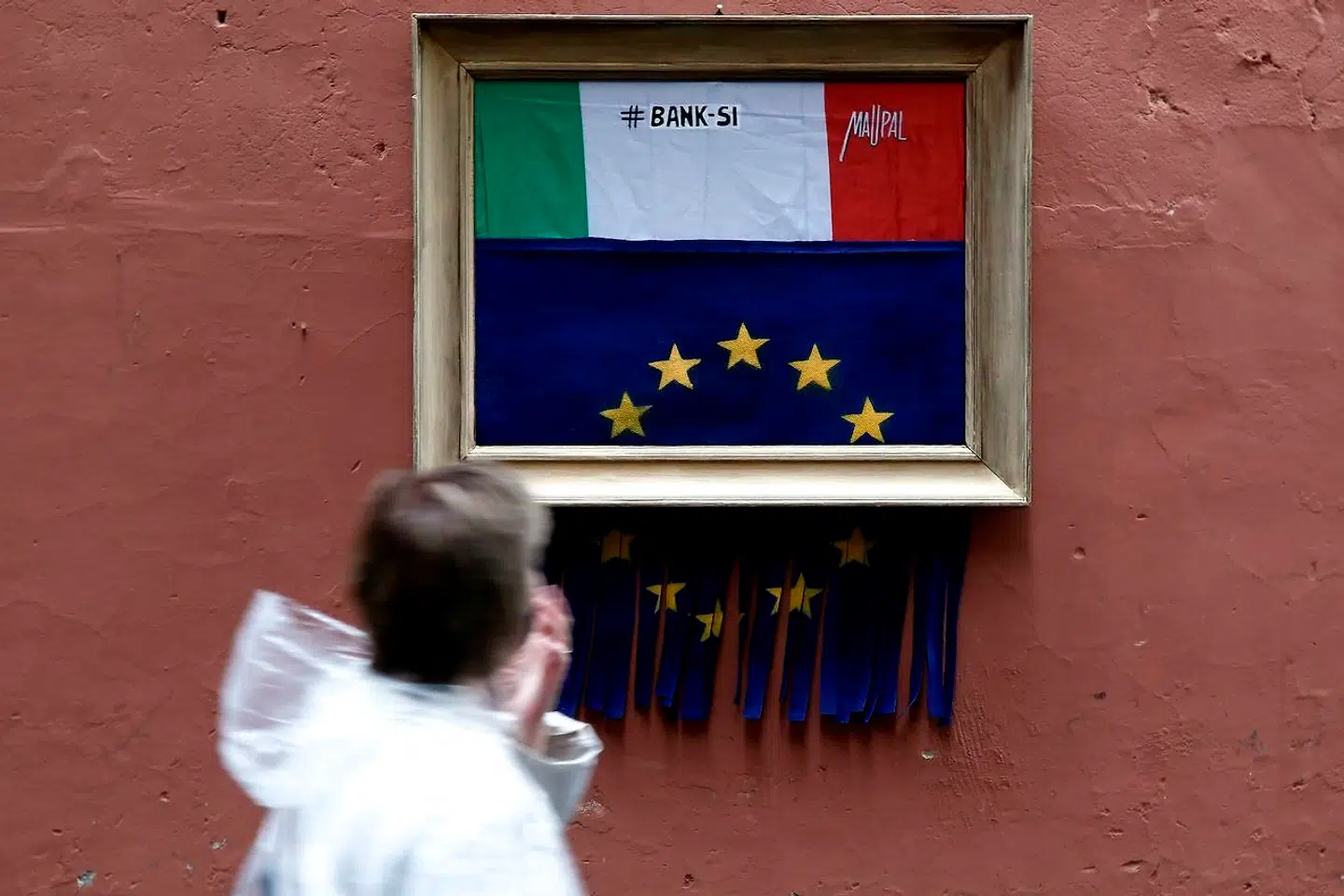 Banksys værk har inspireret den italienske gadekunstner Maupal til at lave dette værk, som vist ikke udtrykker opbakning til EU. »Bank-si« står der på det italienske flag. Si er ja på italiensk – og her er det et ja til Italien og (underforstået) et nej til EU. Foto: Filippo Monteforte / Ritzau Scanpix