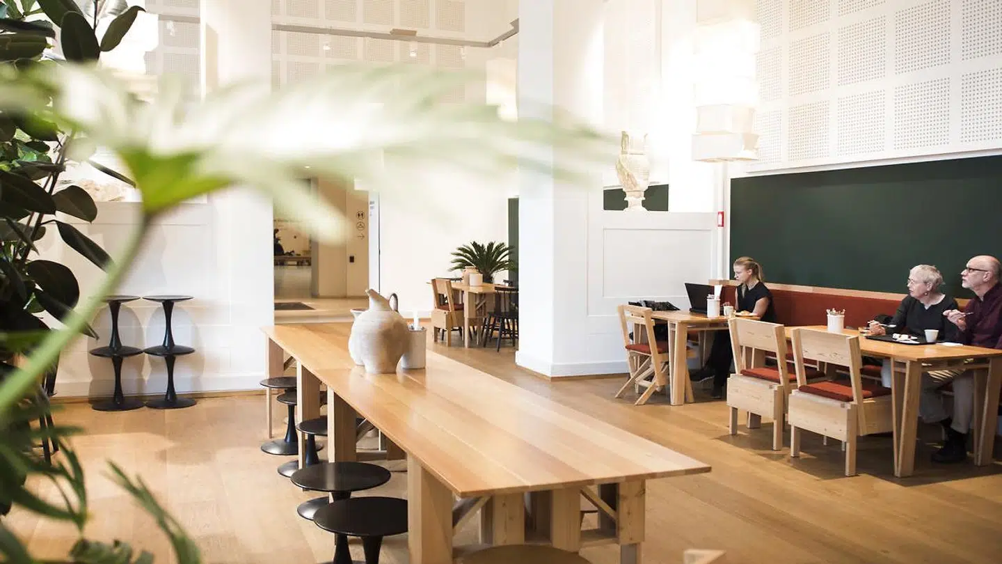 Møblerne på SMK's Kafeteria ligner hjemmesløjd.