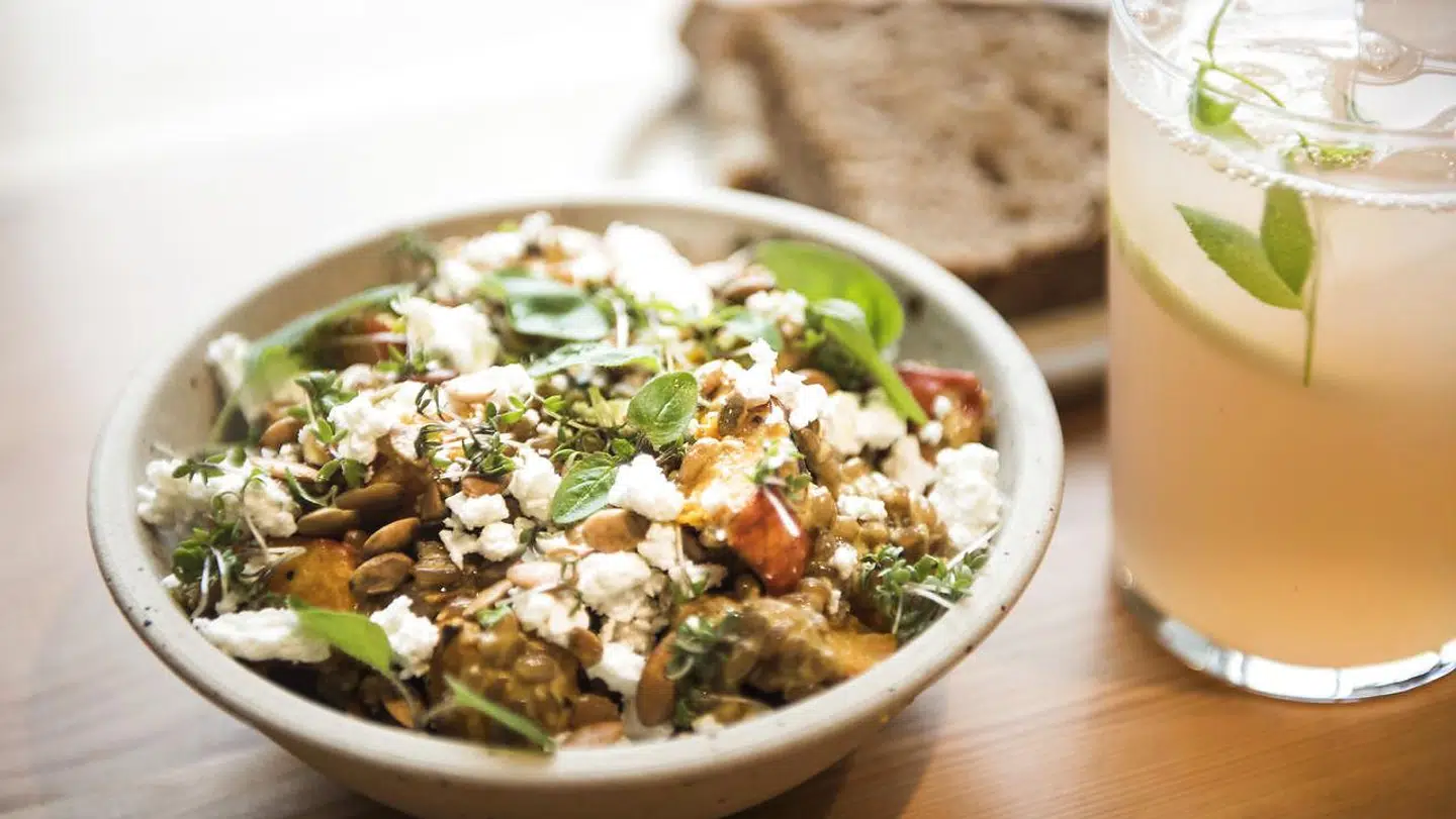 Græskar med sennepsvinaigrette, rug og gedefeta på Kafeteria, SMK.