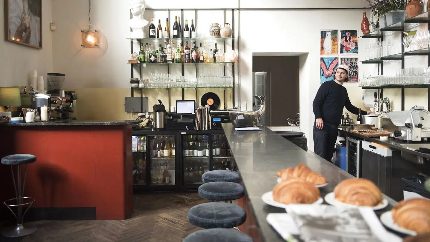 Avocadomanden, Frederik Bille Brahe, bag disken på Apollo Bar på Kunsthal Charlottenborg.