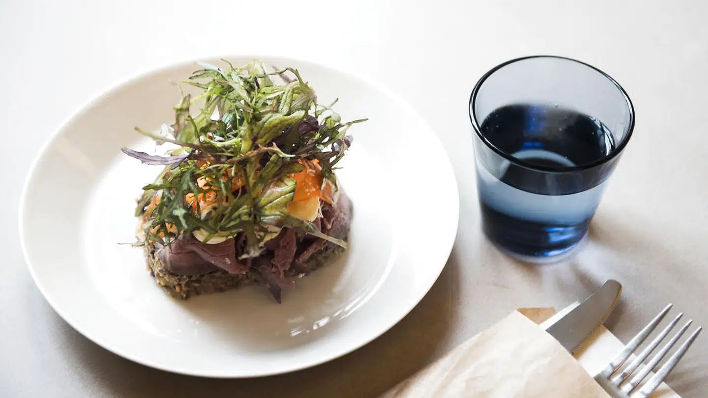 Roastbeefmaden smagte lidt træt på Café Klint på Designmuseum Danmark.