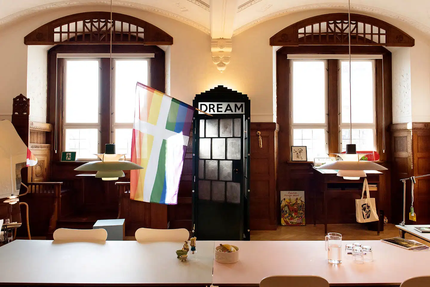 Niko Grünfelds såkaldte kulturhus-kontor er hverken belastet af noget så kedeligt som autoritet eller bogreoler, men han er jo også bare borgmester i landets største by, og kultur er jo sådan noget med fest og farver, gak og løjer. Hvem leger i øvrigt med de små figurer på arbejdsbordet?