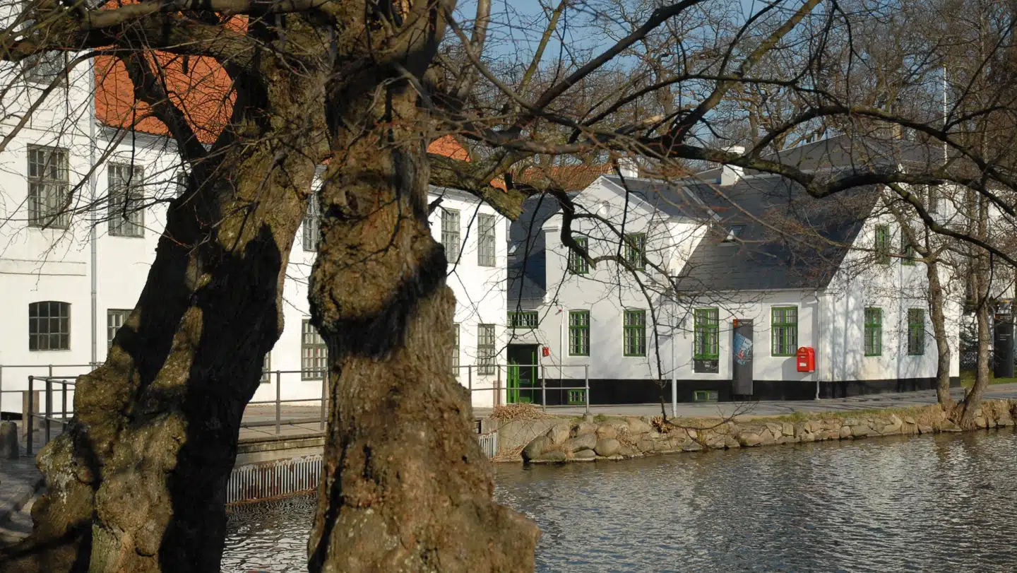 Besparelserne rammer også besøgscentret Brede Værk i Lyngby, som lukkes. Årsagen er bl.a., at centret har haft drastisk faldende besøgstal siden 2009, forklarer museumsdirektør Rane Willerslev.