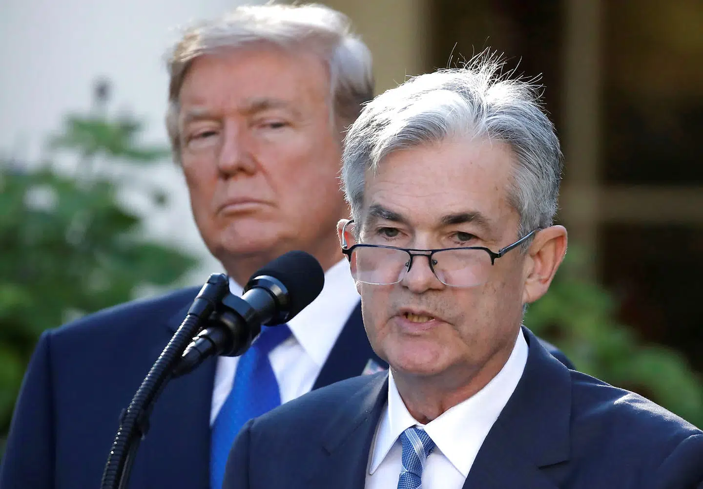 Donald Trump mener, at den amerikanske centralbank, Federal Reserve, »er vanvittig«, fordi den hæver renten for meget. Her står han bag ved formanden for centralbanken, Jerome Powell, som for nylig har lagt op til fortsatte rentestigninger. Foto: Carlos Barria/Reuters/Ritzau Scanpix
