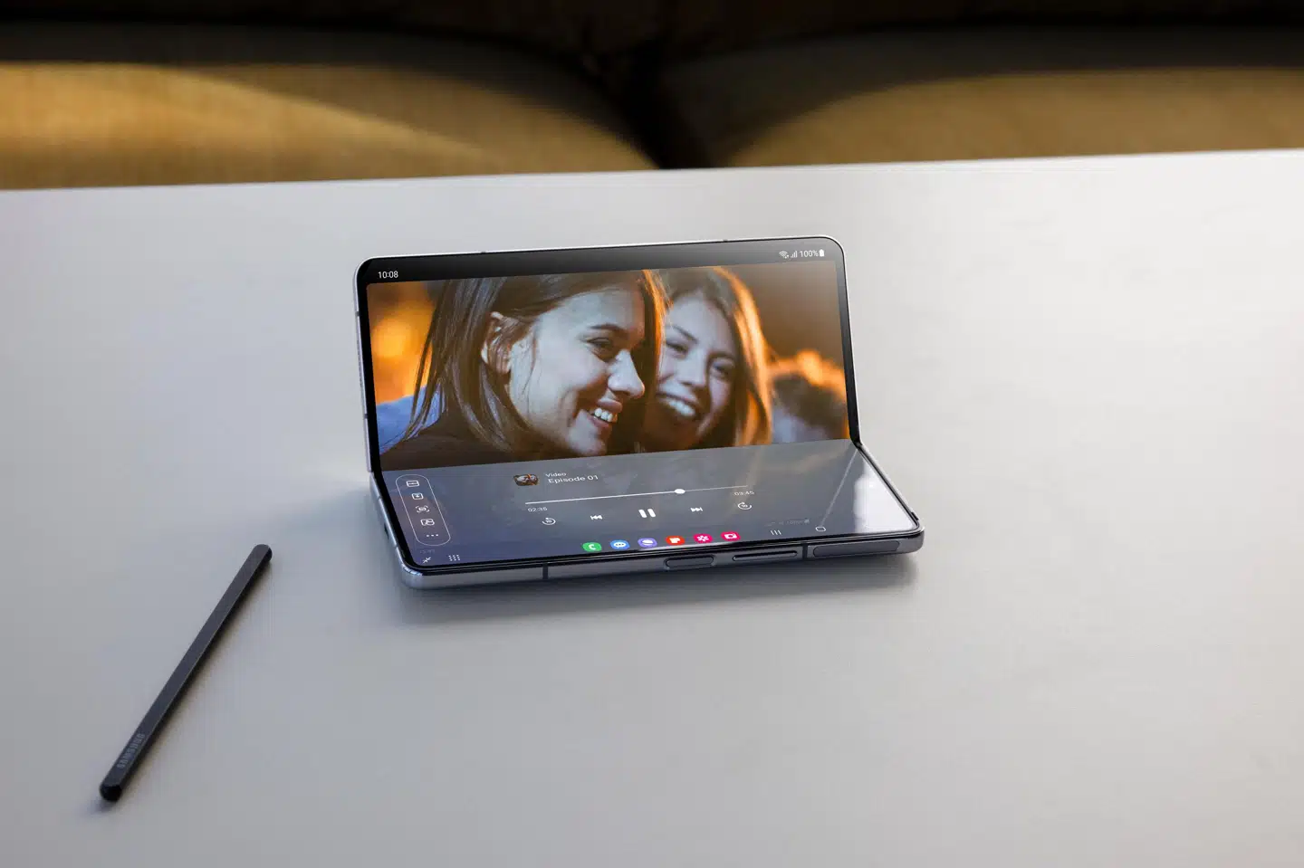 Samsungs smartphone Fold5 kan bruges på flere måder. Når den er slået sammen, er den nærmest som en traditionel smartphone. Slået halvt op som på fotoet ligner den nærmest en lille pc, eller den kan foldes helt ud og gøre det ud for en tablet. Samsung/Free