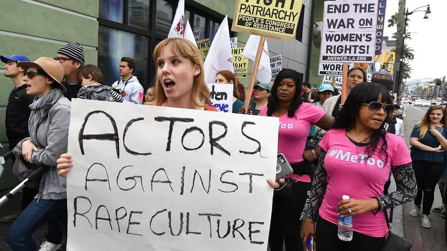 Et år efter #MeToo bølgen skyllede ud over verden, her en demonstration i Hollywood i november 2017, er det blevet mere accepteret at tale om problemerne med seksuelle overgreb, chikane og magtmisbrug, viser en undersøgelse fra Dansk Skuespillerforbund. Men der er stadig langt til målet, mener forbundets formand, Benjamin Boe Rasmussen.